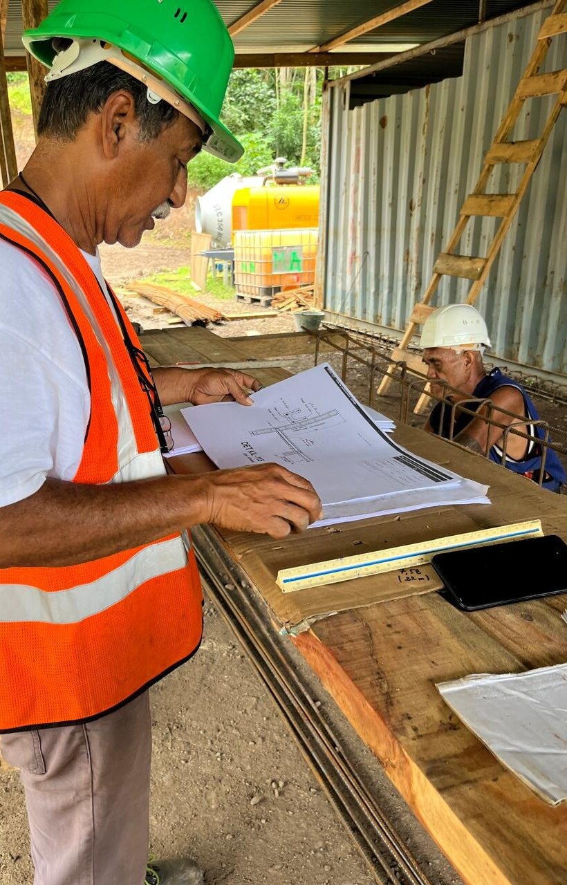 Chef de chantier sur le plan d'exécution